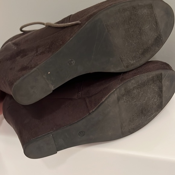 Journee Collection grey suede booties size 8.5 - Picture 8 of 8